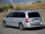 Chrysler Town & Country 2010 года